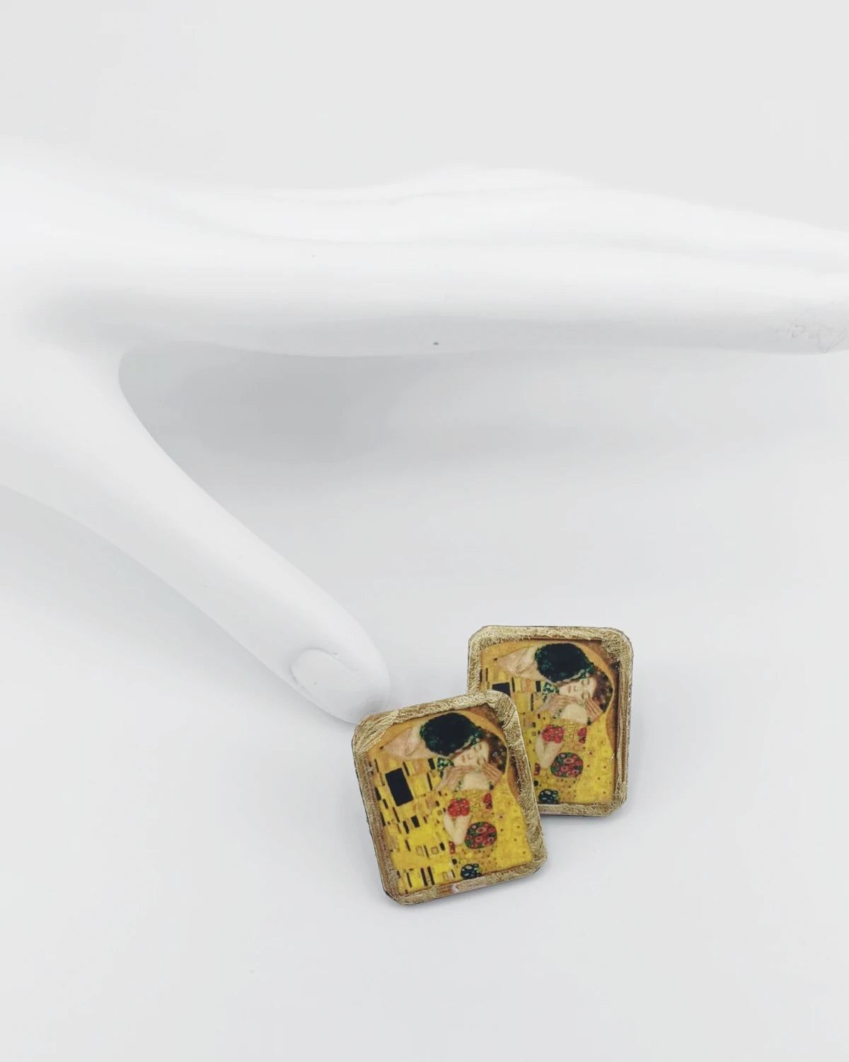Orecchini di carta a lobo Il bacio di Gustav Klimt su mano
