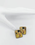 Orecchini di carta a lobo Il bacio di Gustav Klimt su mano