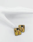 Orecchini di carta a lobo Il bacio di Gustav Klimt su mano