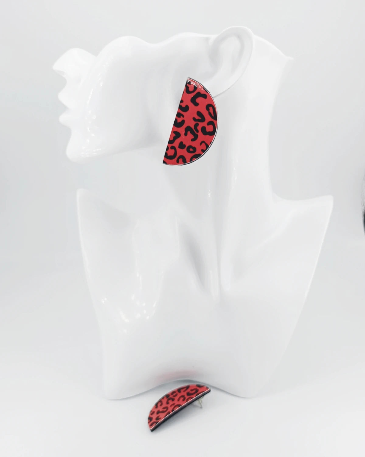 Orecchini di carta a lobo Rosso animalier su manichino
