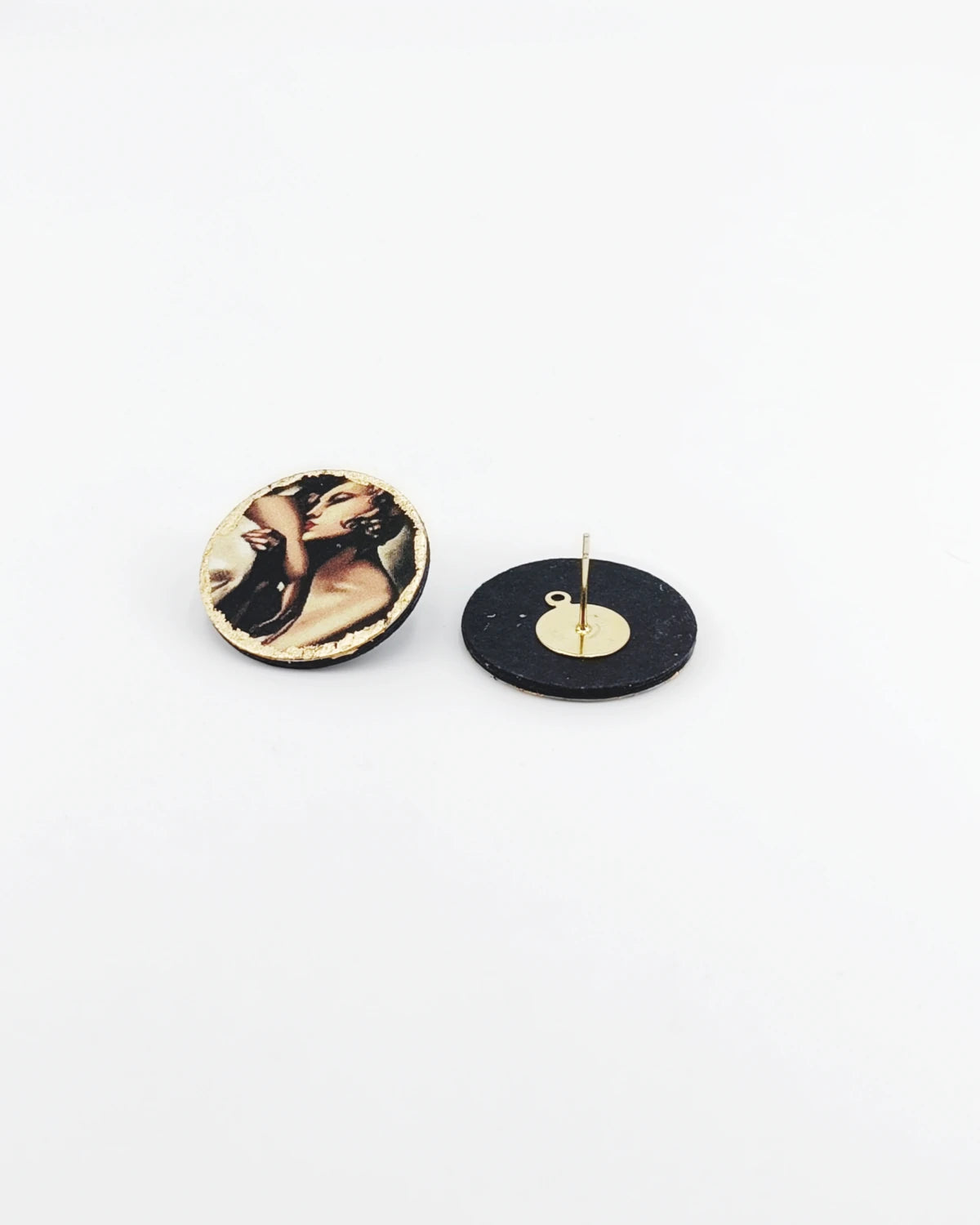 Orecchini di carta a lobo Tamara de Lempicka appoggiati