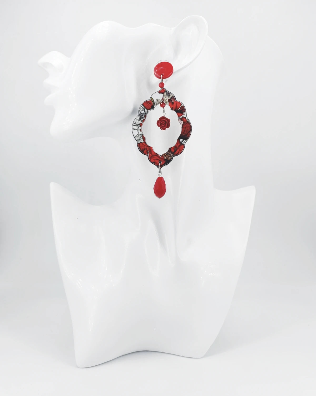Orecchini di carta a lobo rosso fiorito su manichino