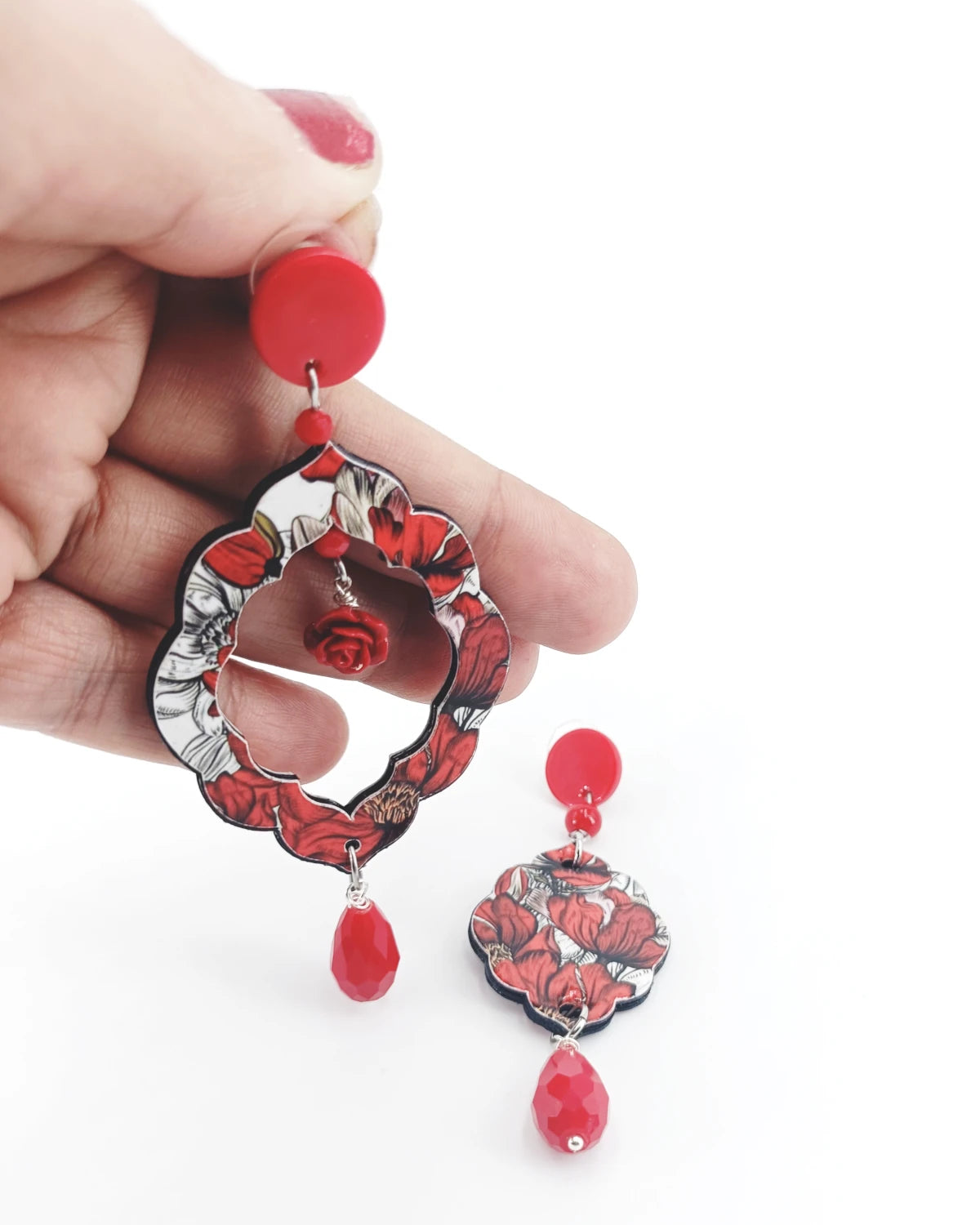 Orecchini di carta a lobo rosso fiorito su mano