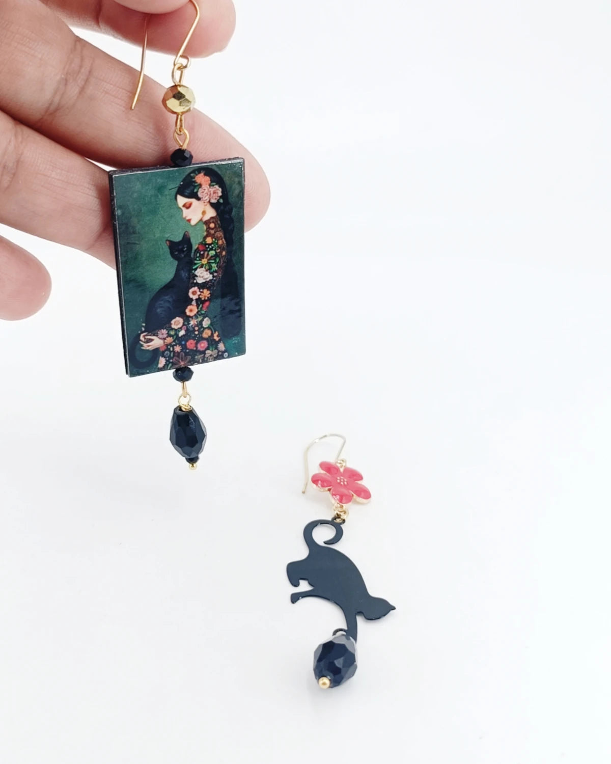 Orecchini di carta la Donna col gatto nero su mano