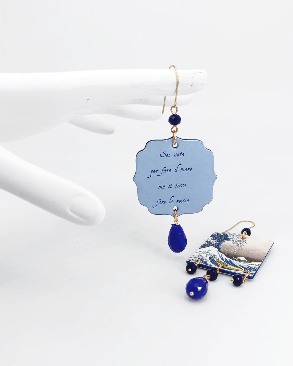 Orecchini di carta nata per il Mare ma roccia su piedistallo