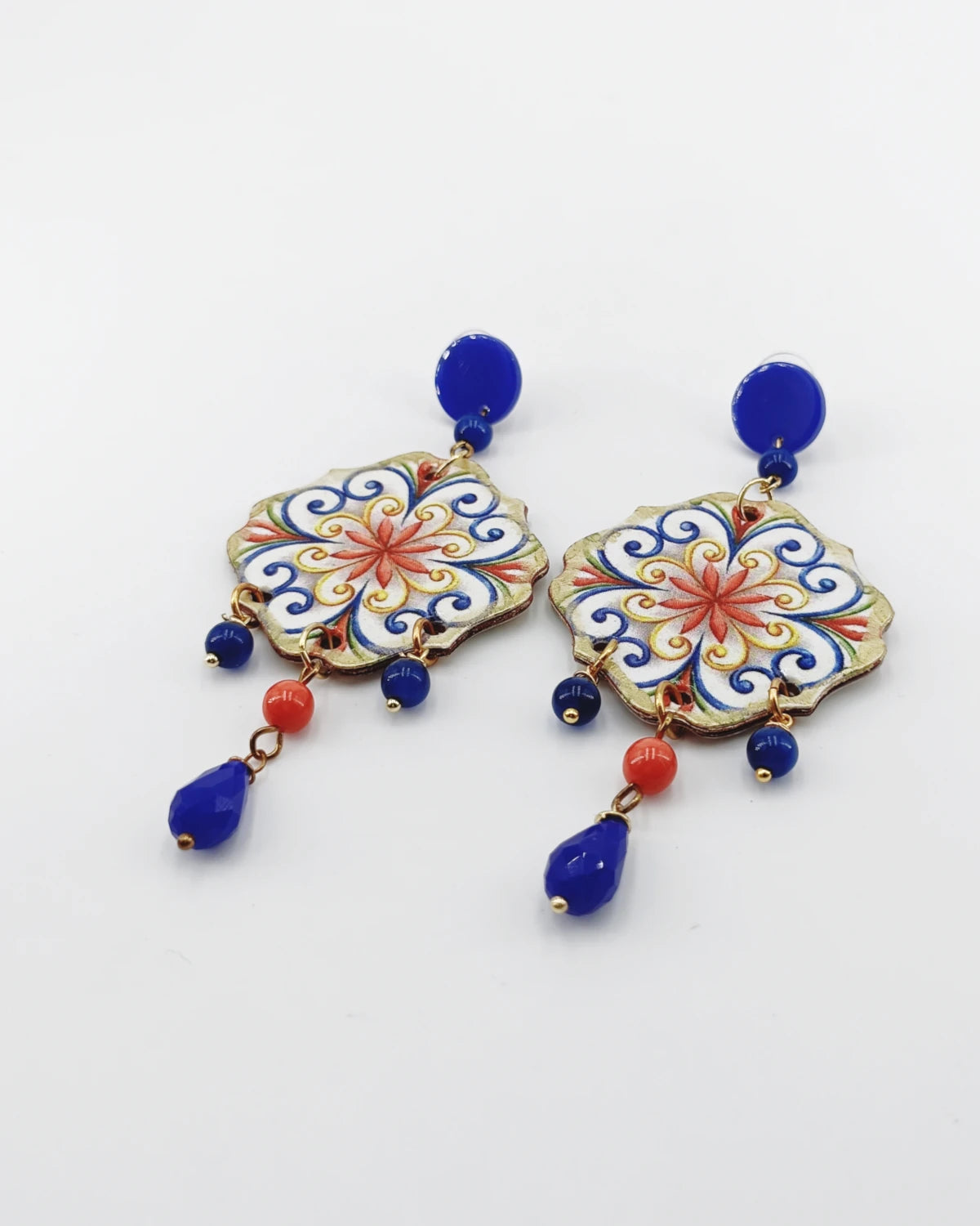 Orecchini maioliche di carta appoggiati