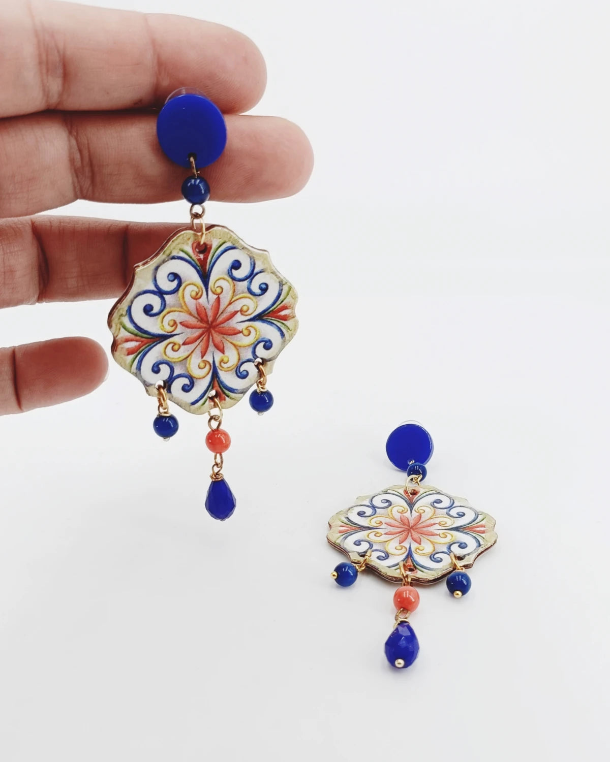 Orecchini maioliche di carta su mano