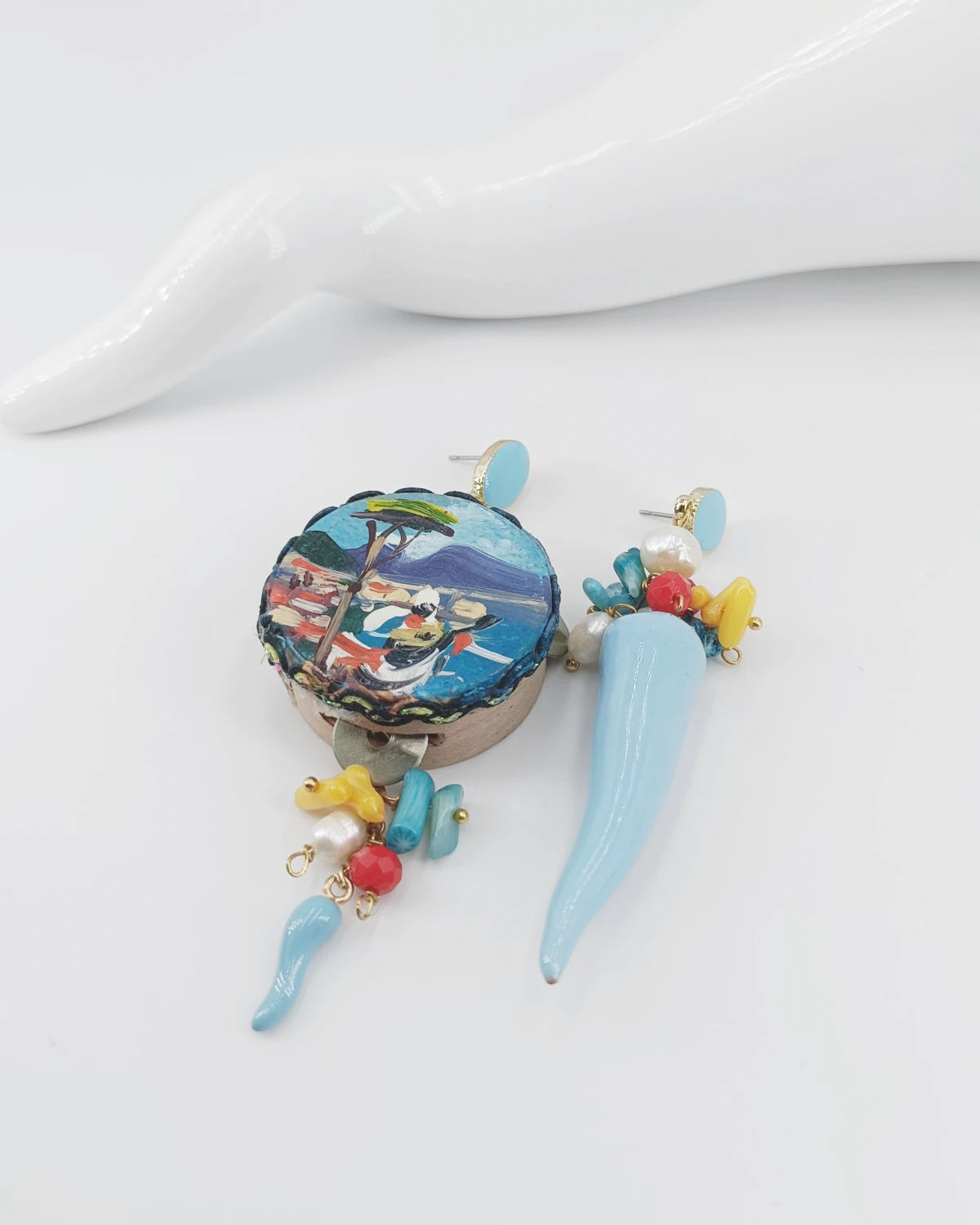 Orecchini tamburello Pulcinella e vesuvio appoggiati