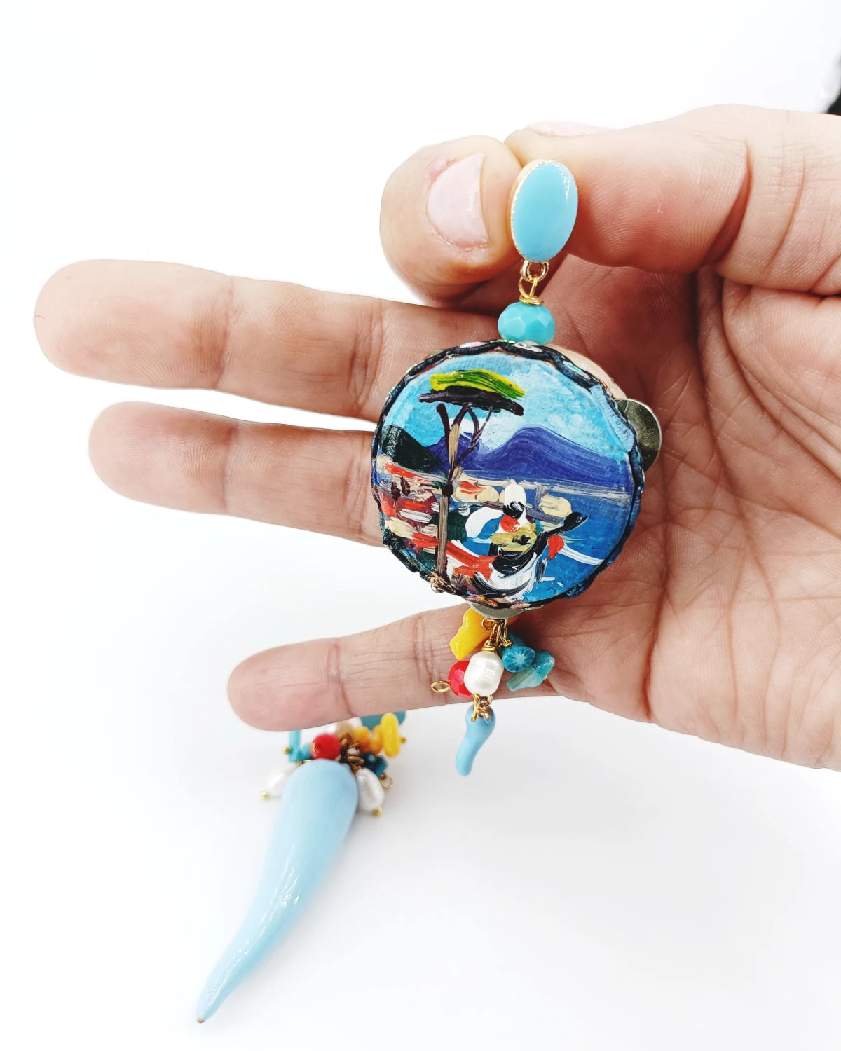 Orecchini tamburello Pulcinella su mano