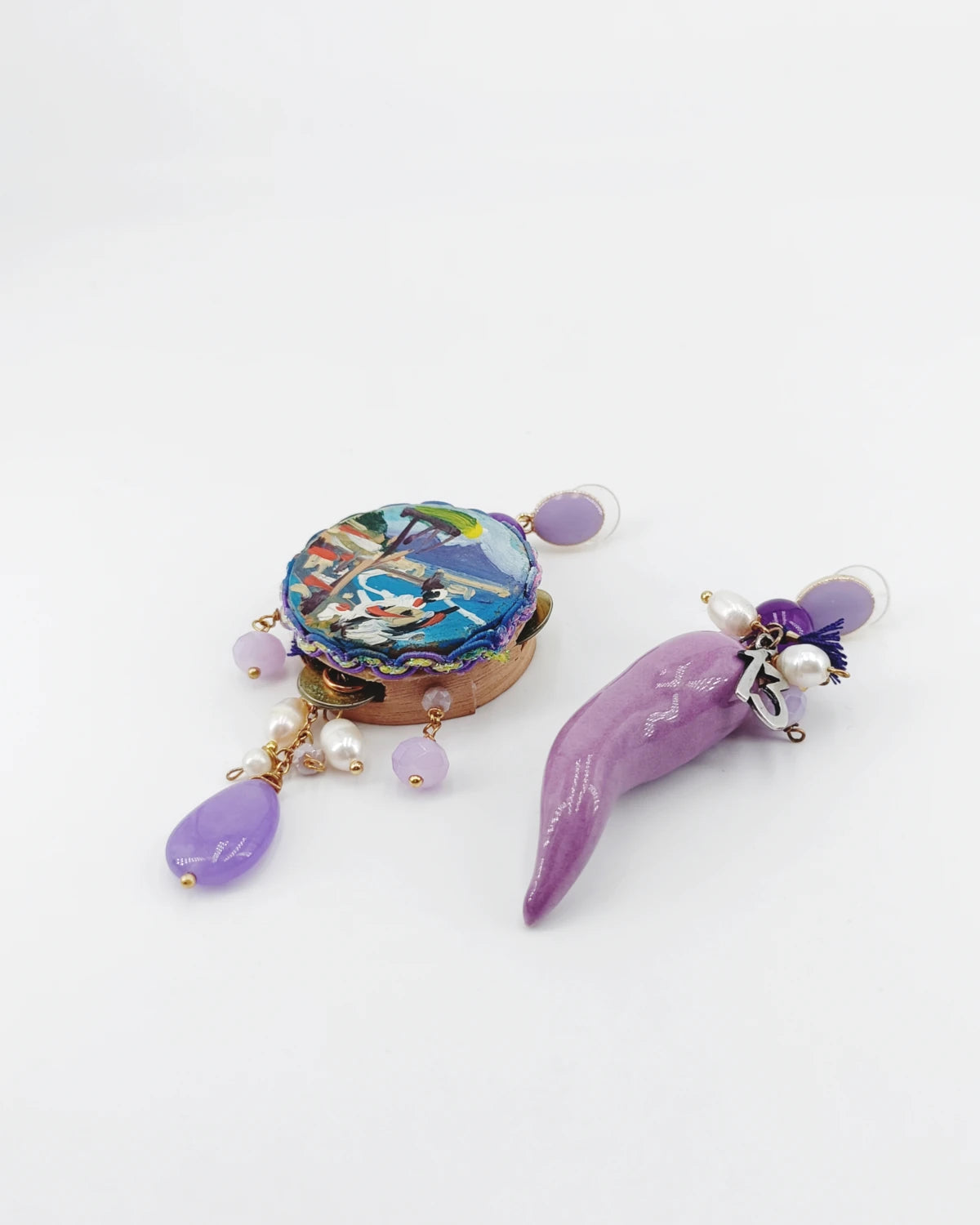 Orecchini tamburello a lobo Pulcinella e Vesuvio appoggiati