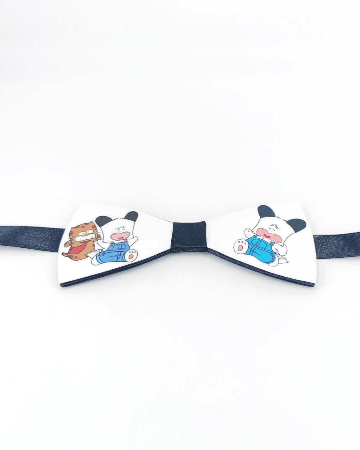 Papillon uomo di carta Hello Spank e Torakiki appoggiato