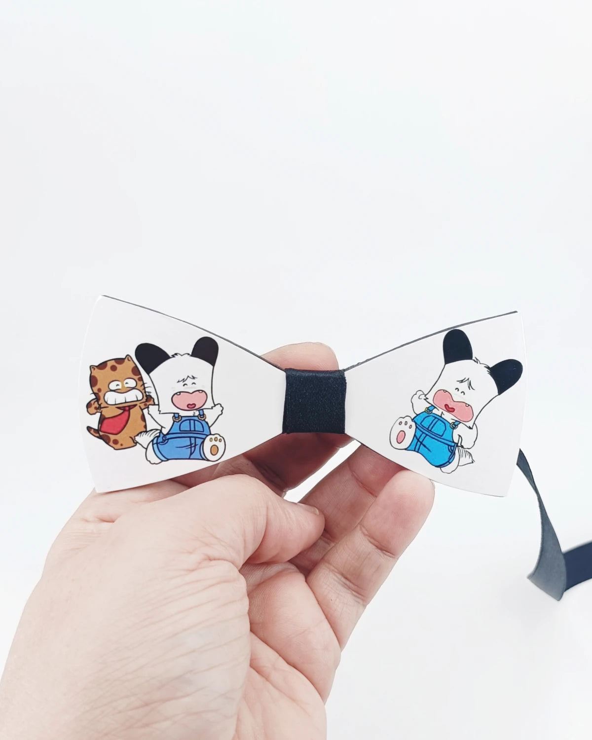 Papillon uomo di carta Hello Spank e Torakiki su mano