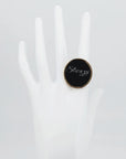 anello sticazzi appoggiato su mano
