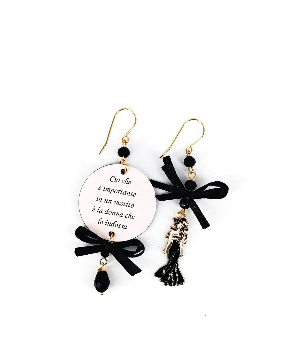 orecchini Ciò che è importante in un vestito è la donna che lo indossa