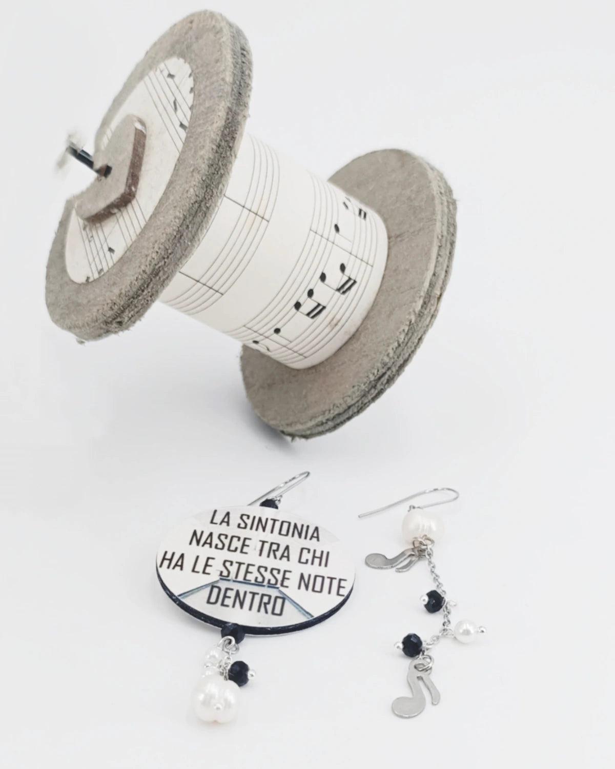 orecchini La sintonia nasce tra chi ha le stesse note dentro