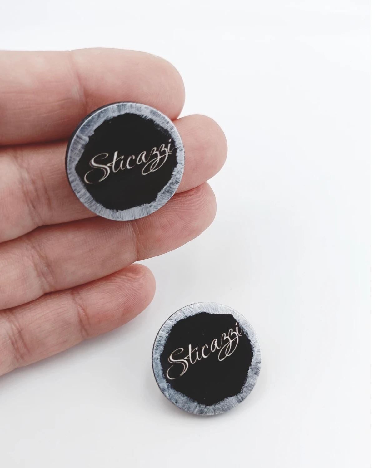 orecchini a lobo sticazzi in mano