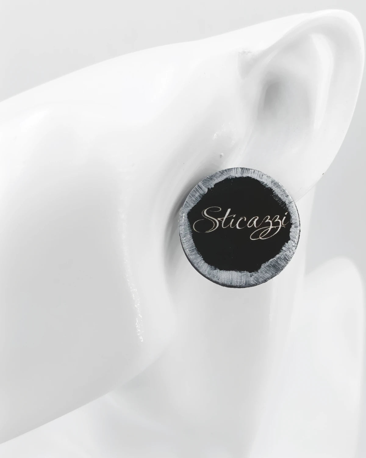 orecchini a lobo sticazzi su manichino