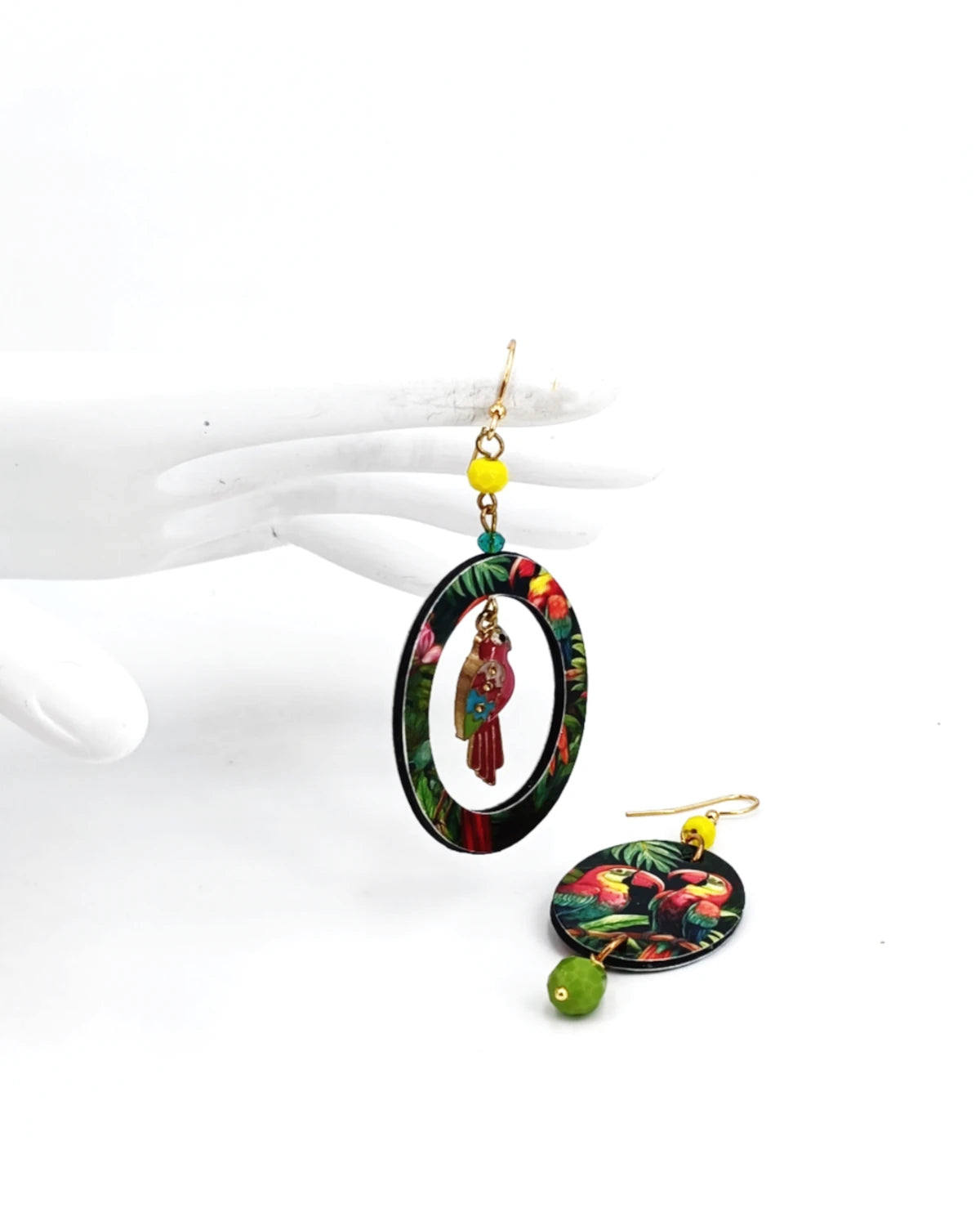 orecchini di carta pappagalli su mano