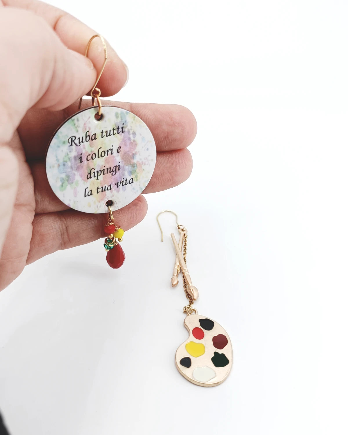 orecchini di carta ruba tutti i colori nella mano