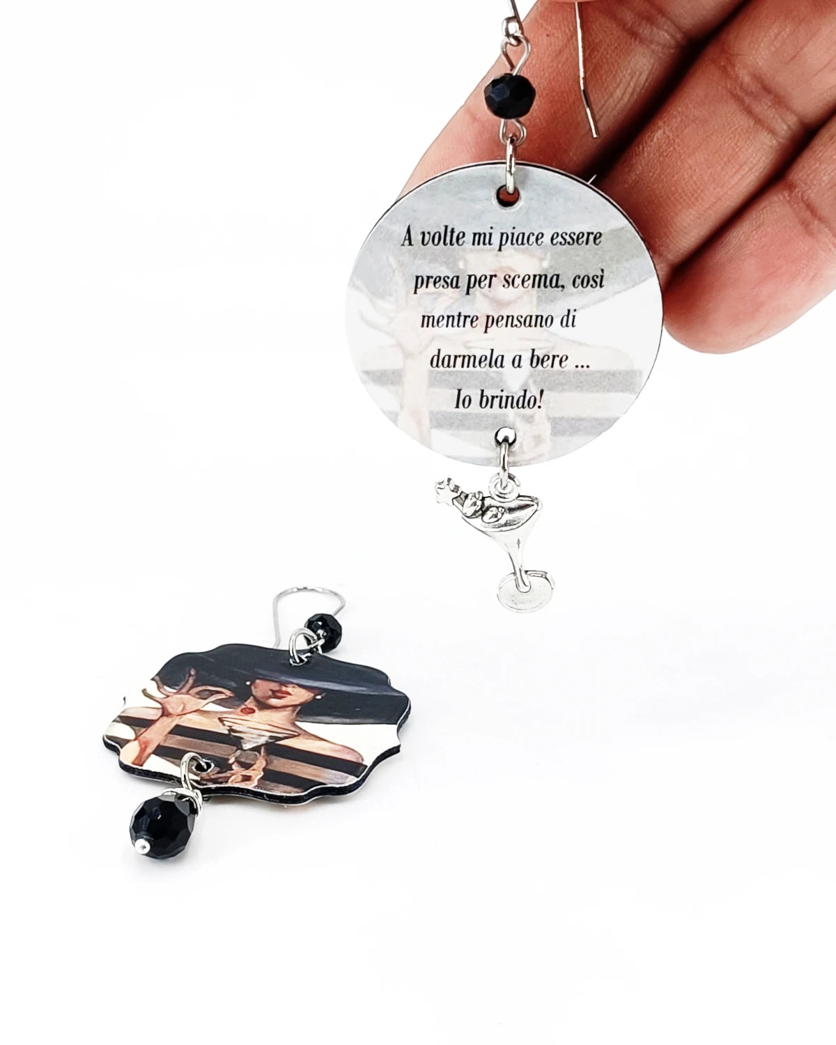 A volte mi piace essere presa per scema, così mentre pensano di darmela a bere... Io brindo