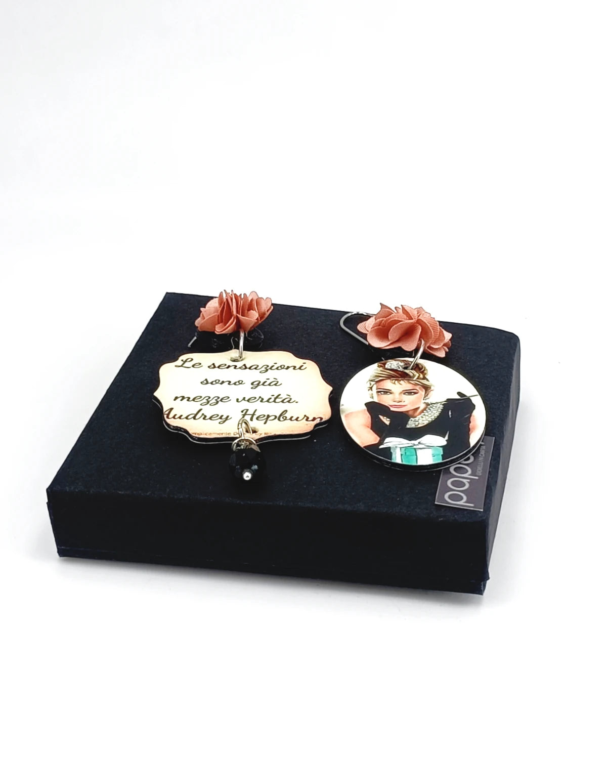 Audrey Hepburn con la frase "Le sensazioni sono già mezze verità".