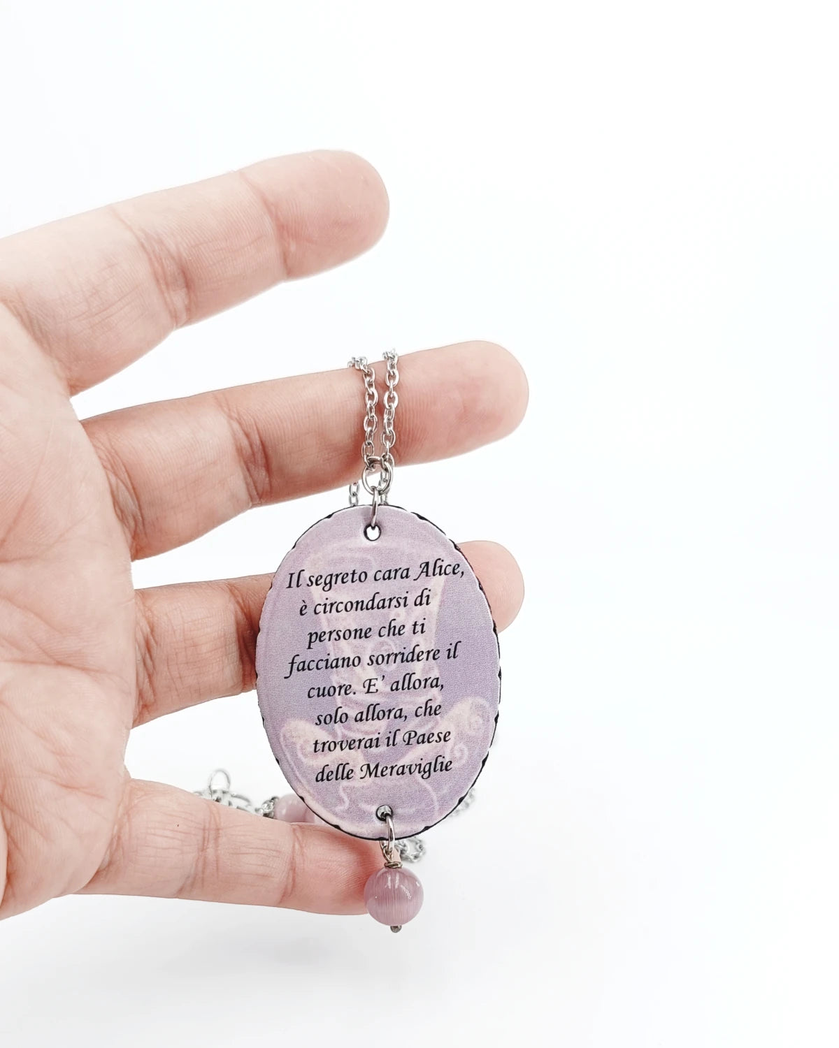 Collana Alice nel paese delle meraviglie su mano