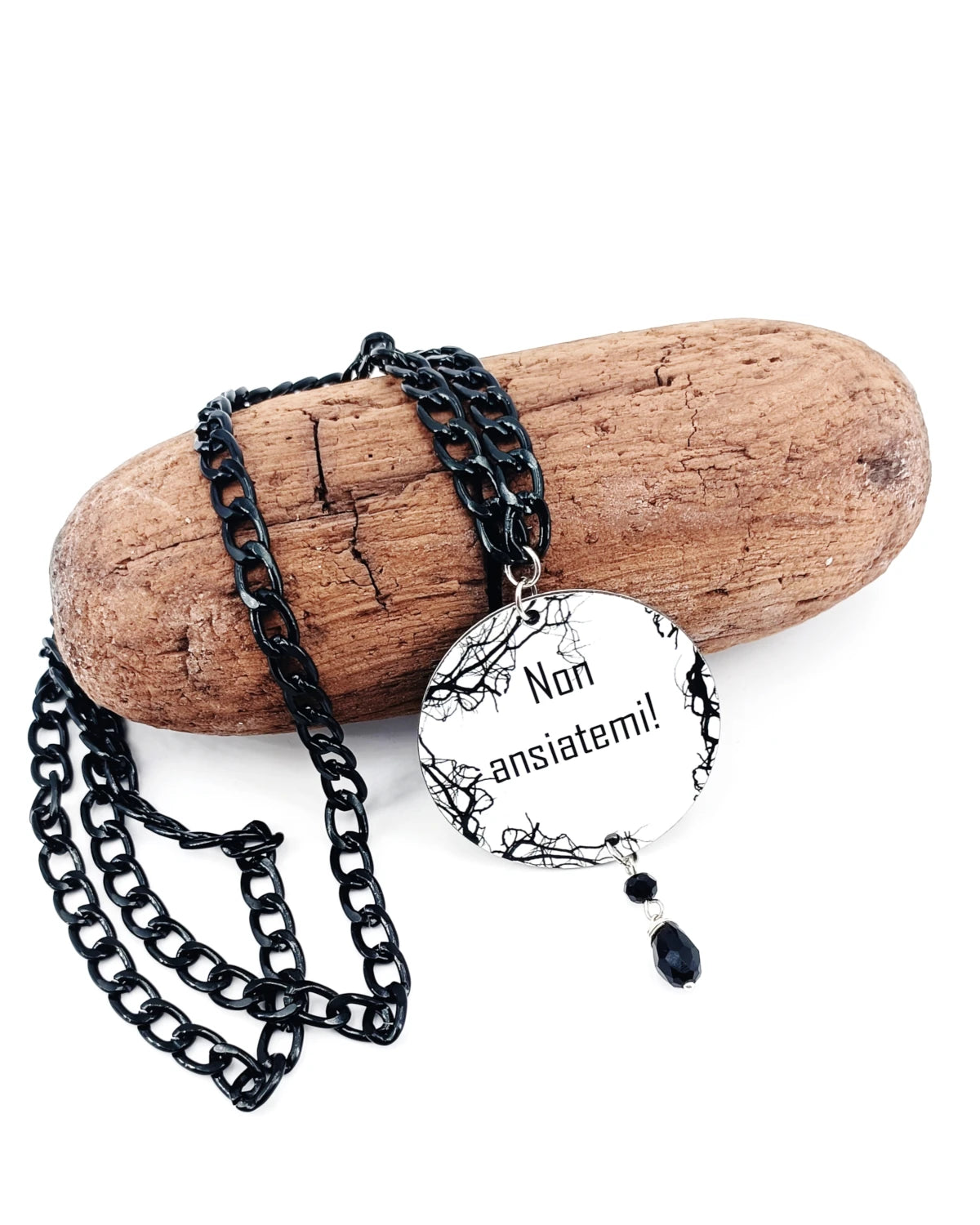 Collana Non ansiatemi appoggiata
