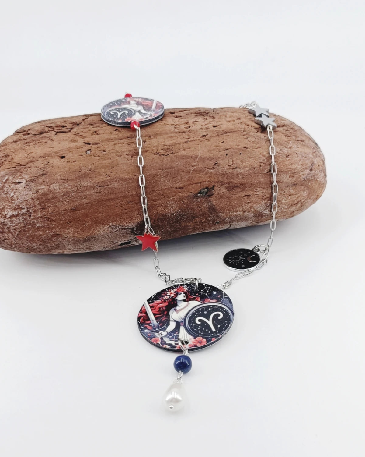 Collana Segno zodiacale Ariete appoggiata