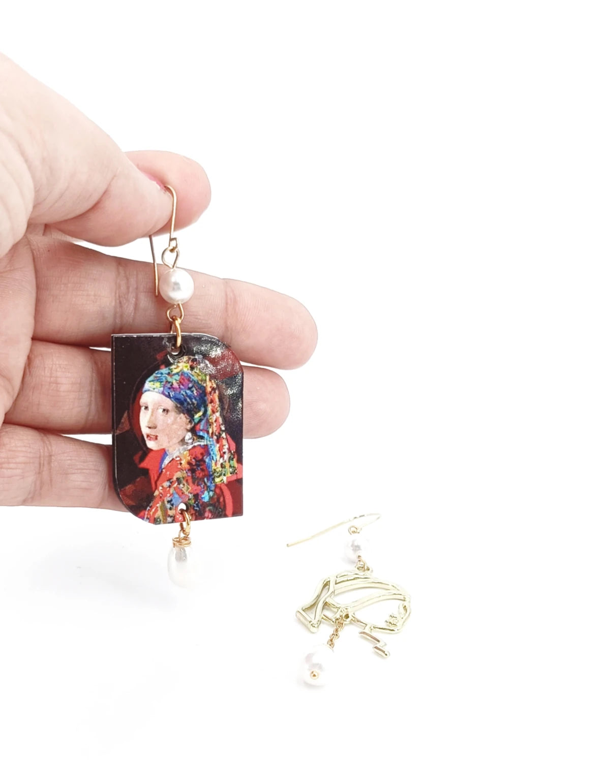 Orecchini La ragazza con l'orecchino di perla su mano