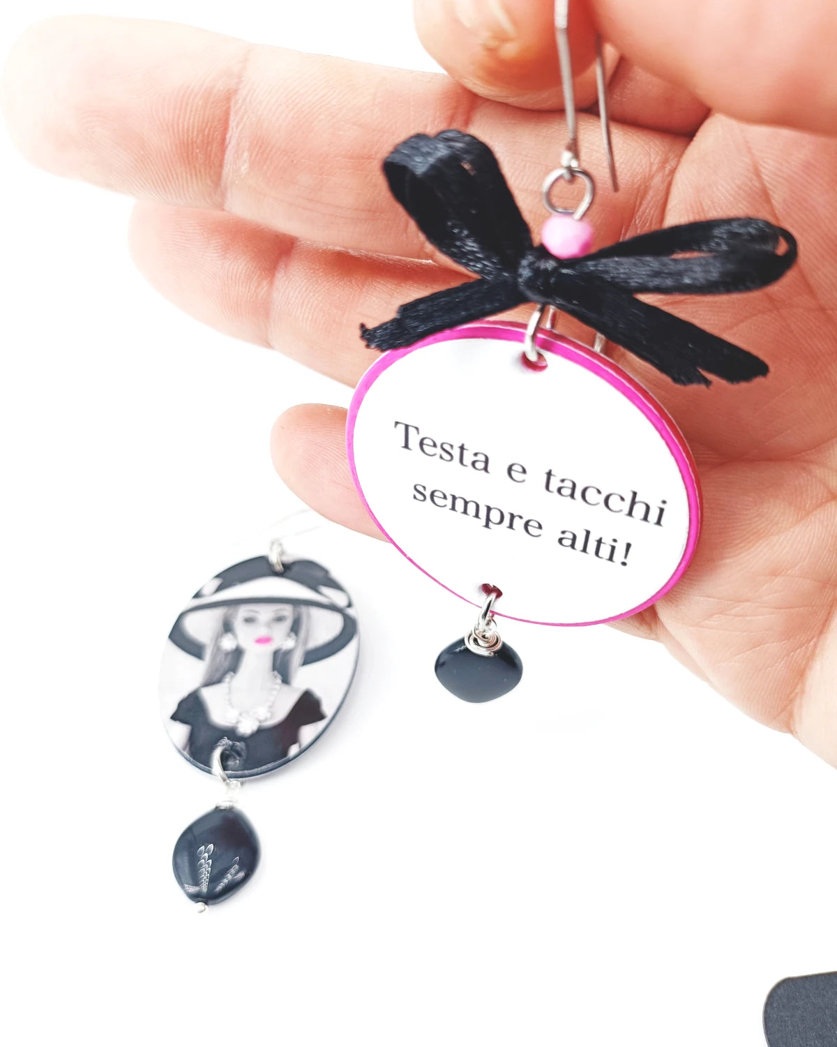 Orecchini di carta Barbie testa e tacchi appoggiati