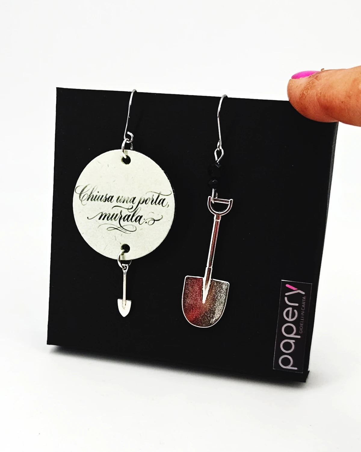Orecchini di carta Chiusa una porta, murala su packaging