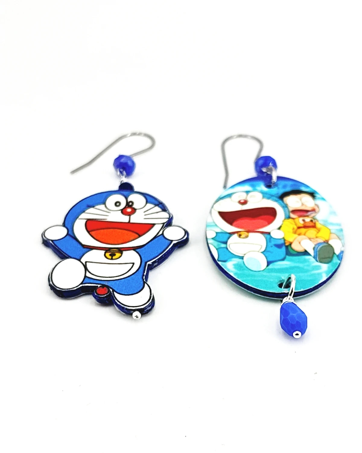 Orecchini di carta Doreamon appoggiati