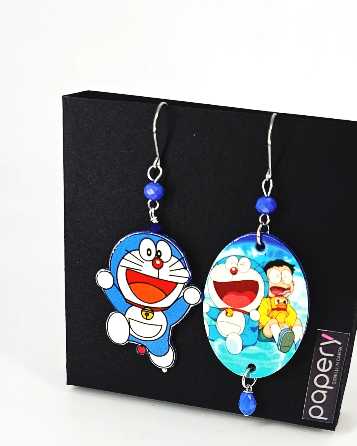 Orecchini di carta Doreamon su packaging