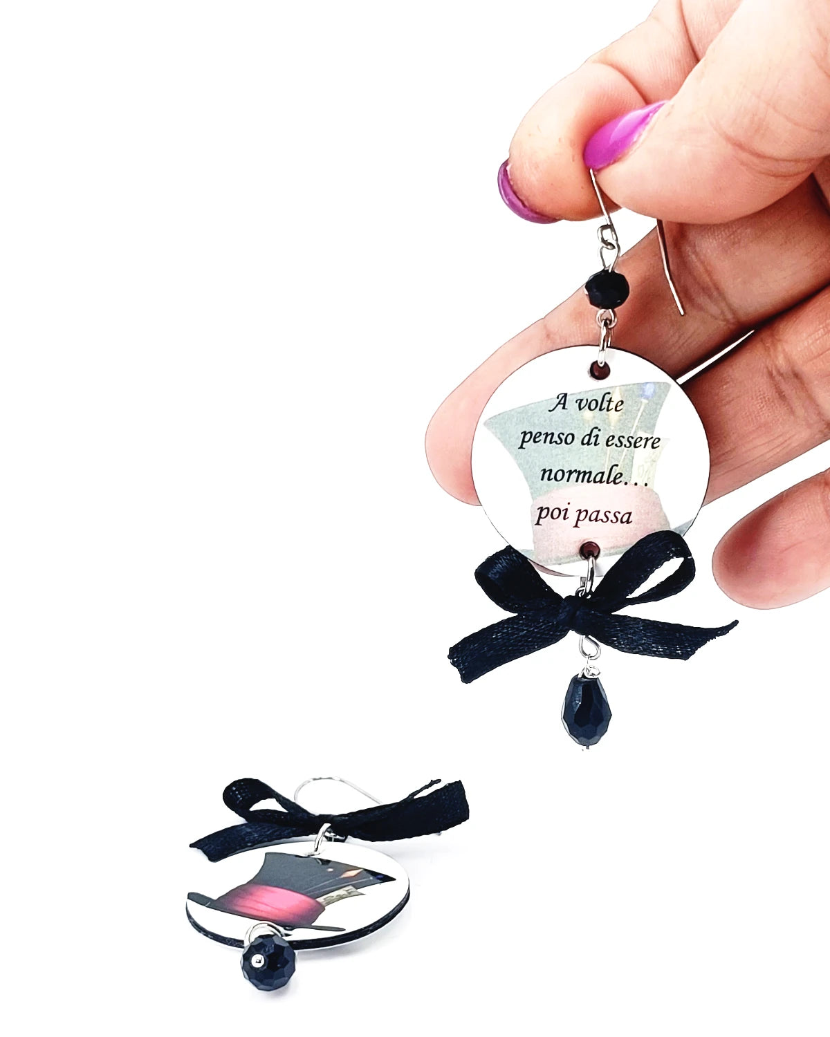 Orecchini di carta Falsi allarmi di normalità