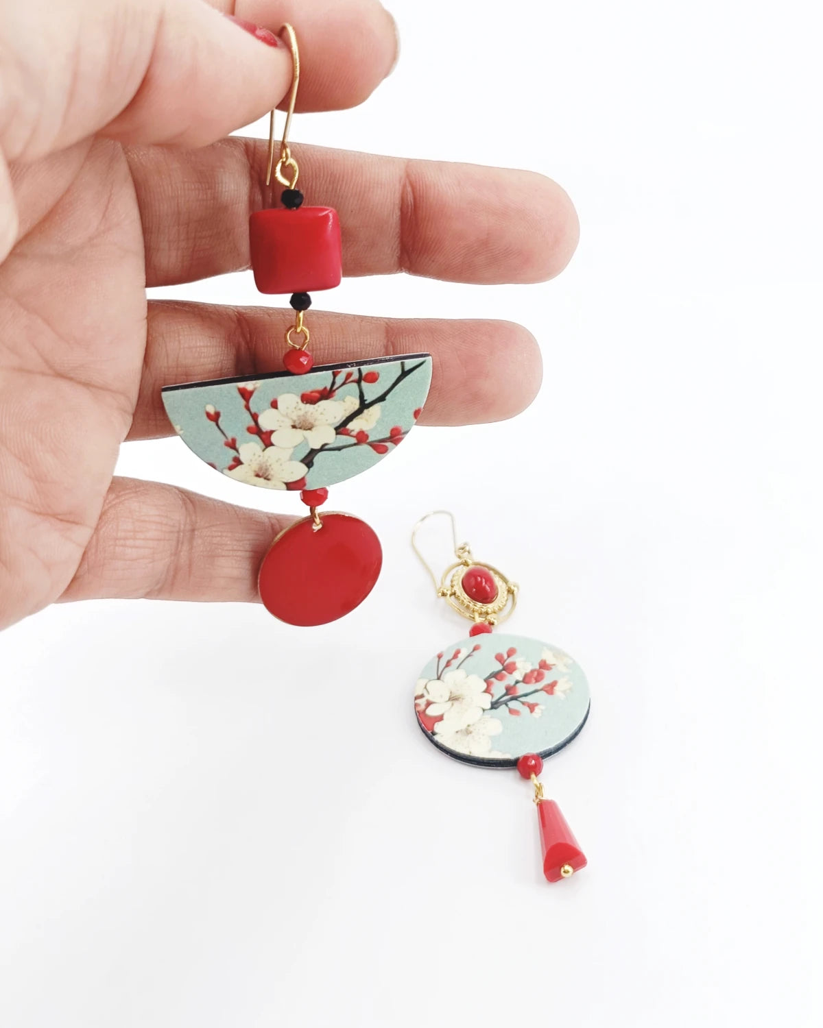 Orecchini di carta Fiori di Sakura su mano