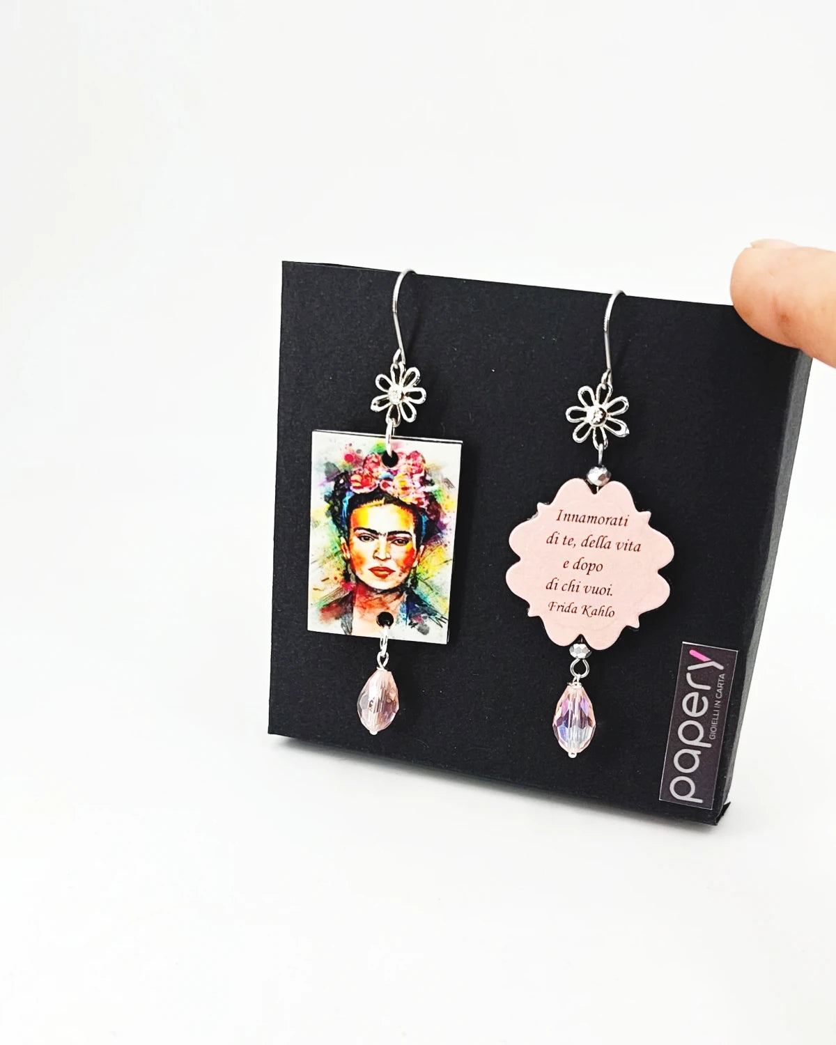 Orecchini di carta Frida Kahlo innamorati di te su packaging