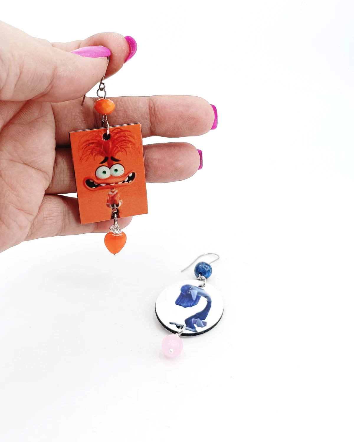 Orecchini di carta Inside out ansia e noia su mano