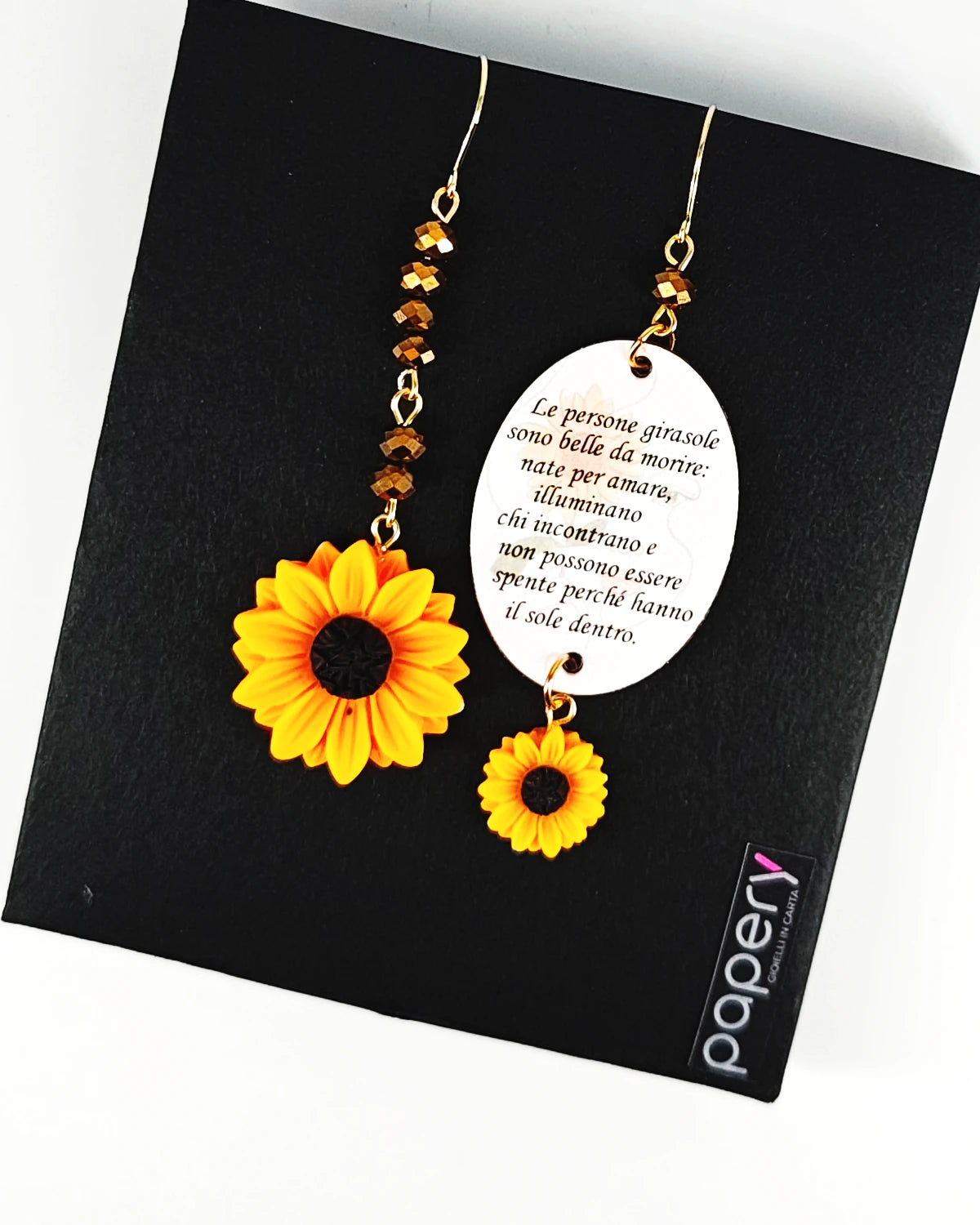 Orecchini di carta Le persone girasole su packaging