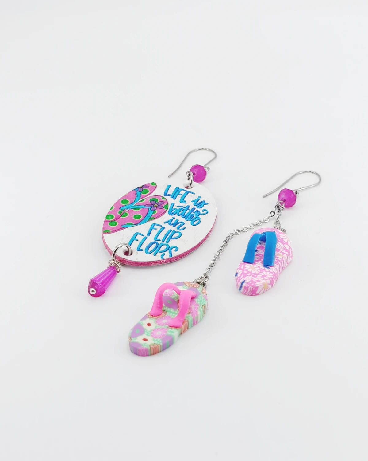 Orecchini di carta Life Is Better in flip flops appoggiate