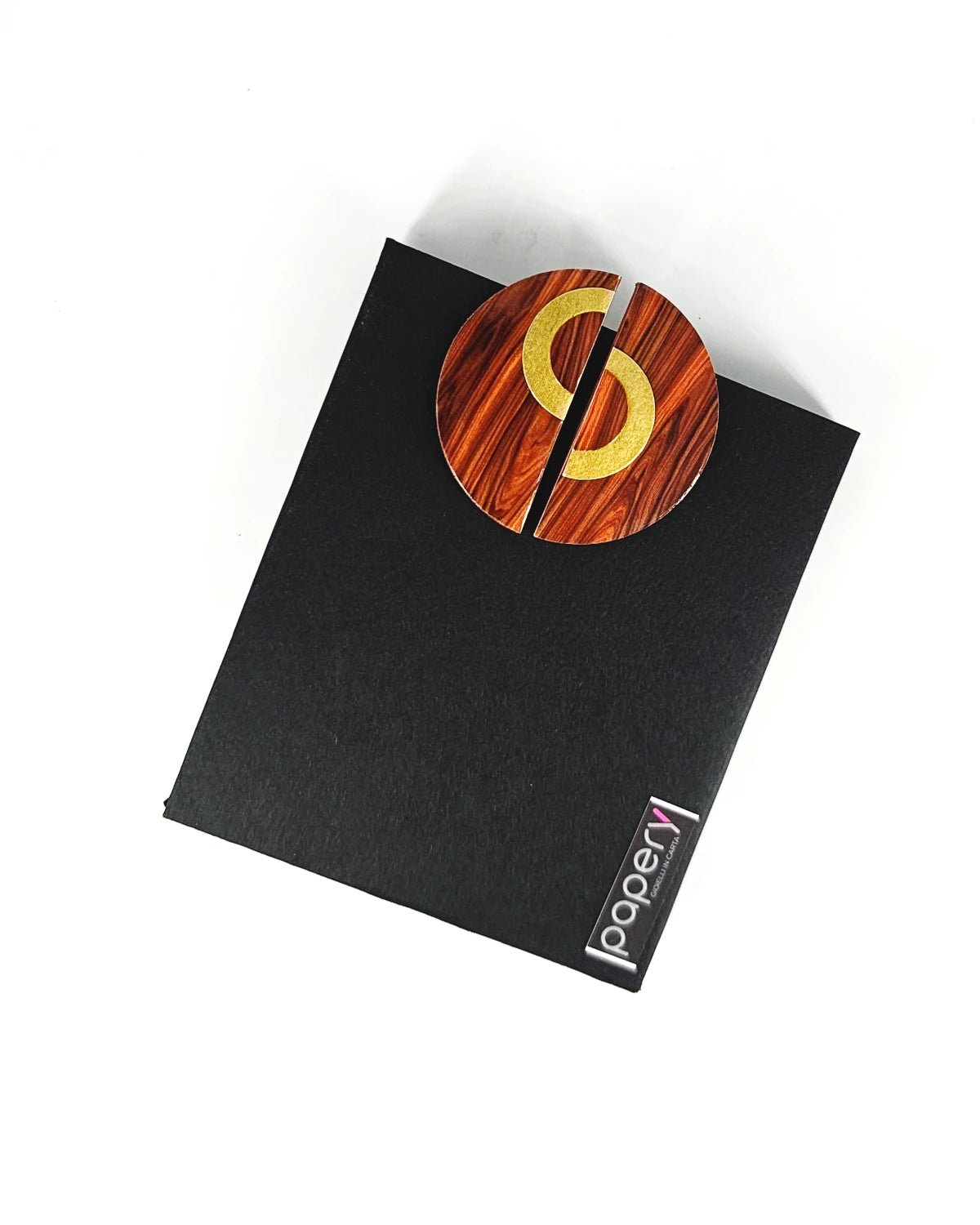 Orecchini di carta Lobo legno su packaging