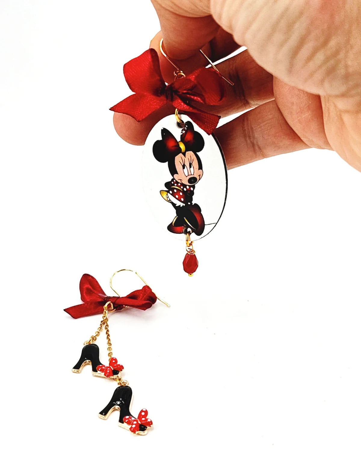 Orecchini di carta Minnie Disney su mano
