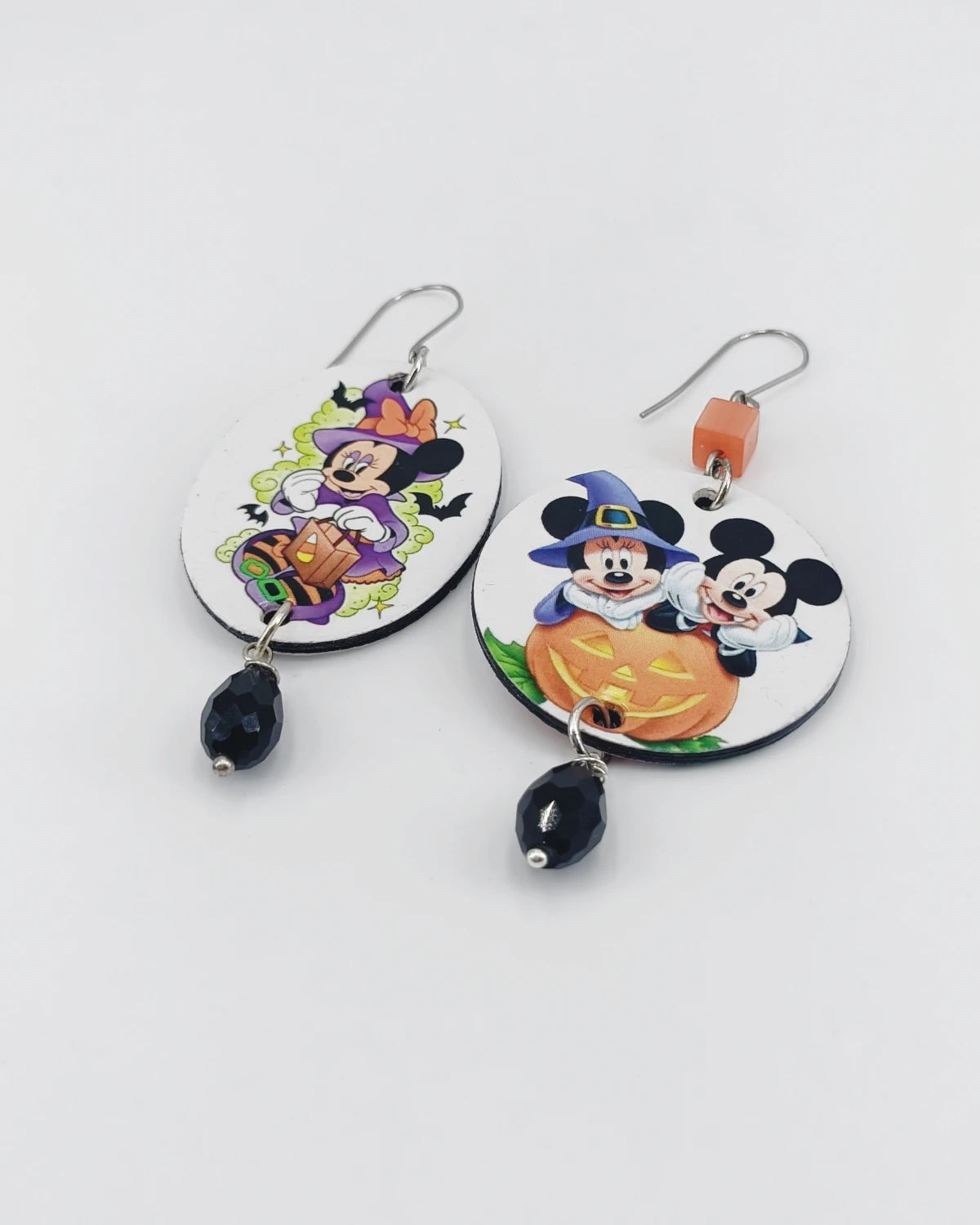 Orecchini di carta Minnie e Topolino halloween appoggiati