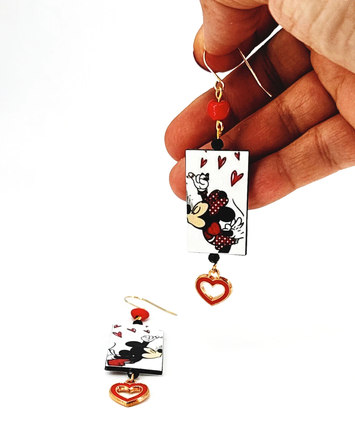 Orecchini di carta Minnie e Topolino innamorati su mano