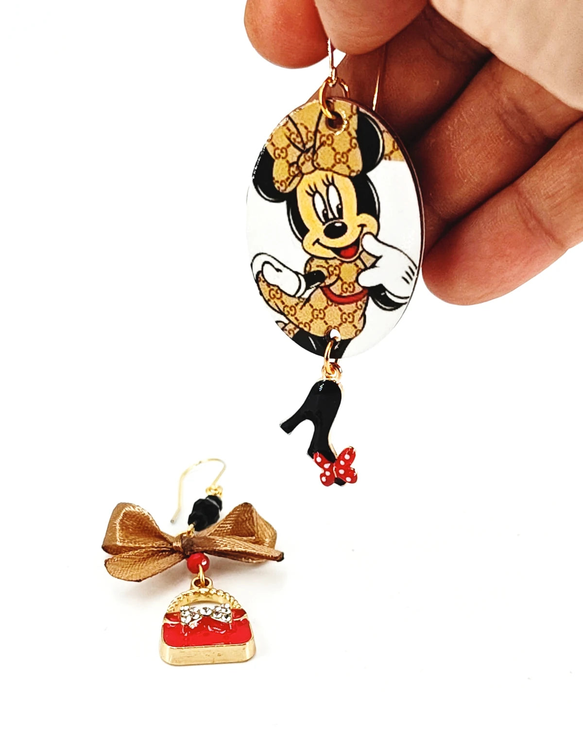 Orecchini di carta Minnie glamour su mano