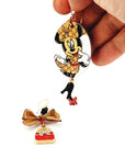 Orecchini di carta Minnie glamour su mano