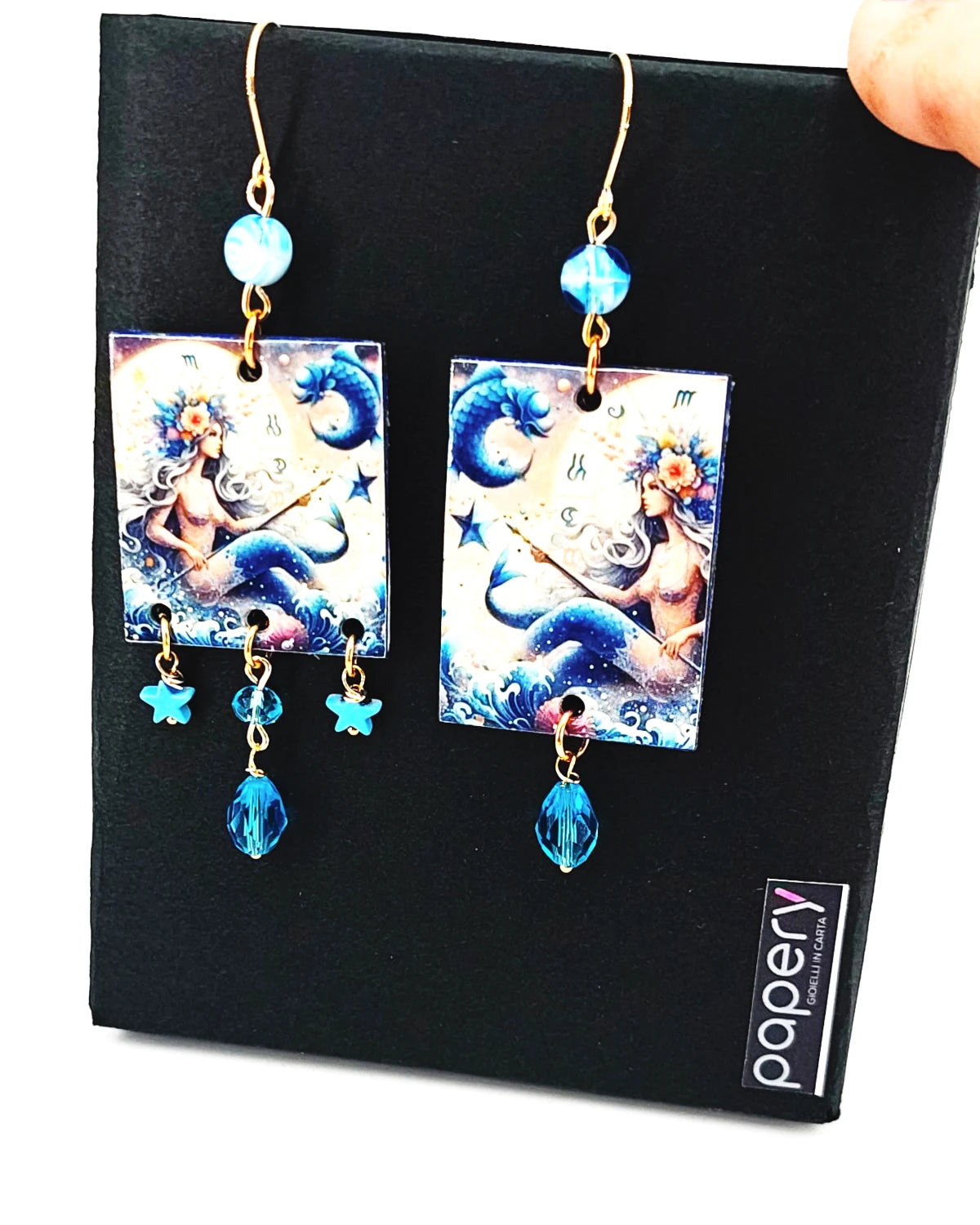 Orecchini di carta Segno zodiacale Pesci su packaging