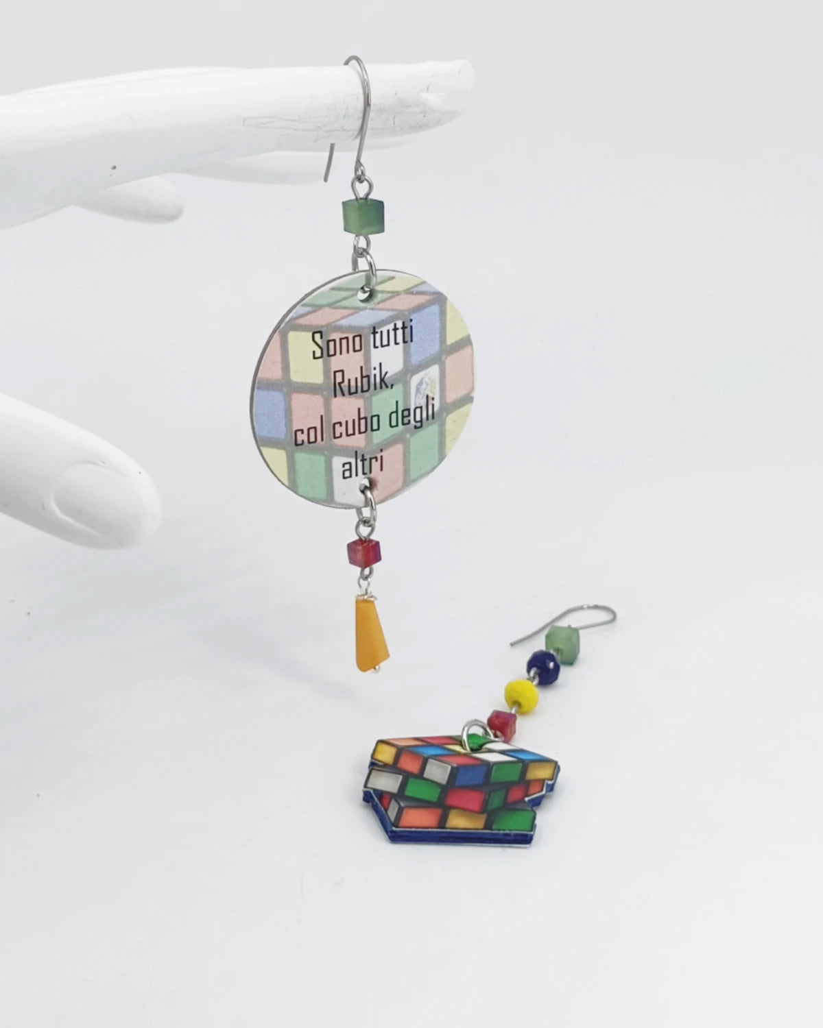 Orecchini di carta Sono tutti Rubik col cubo degli altri