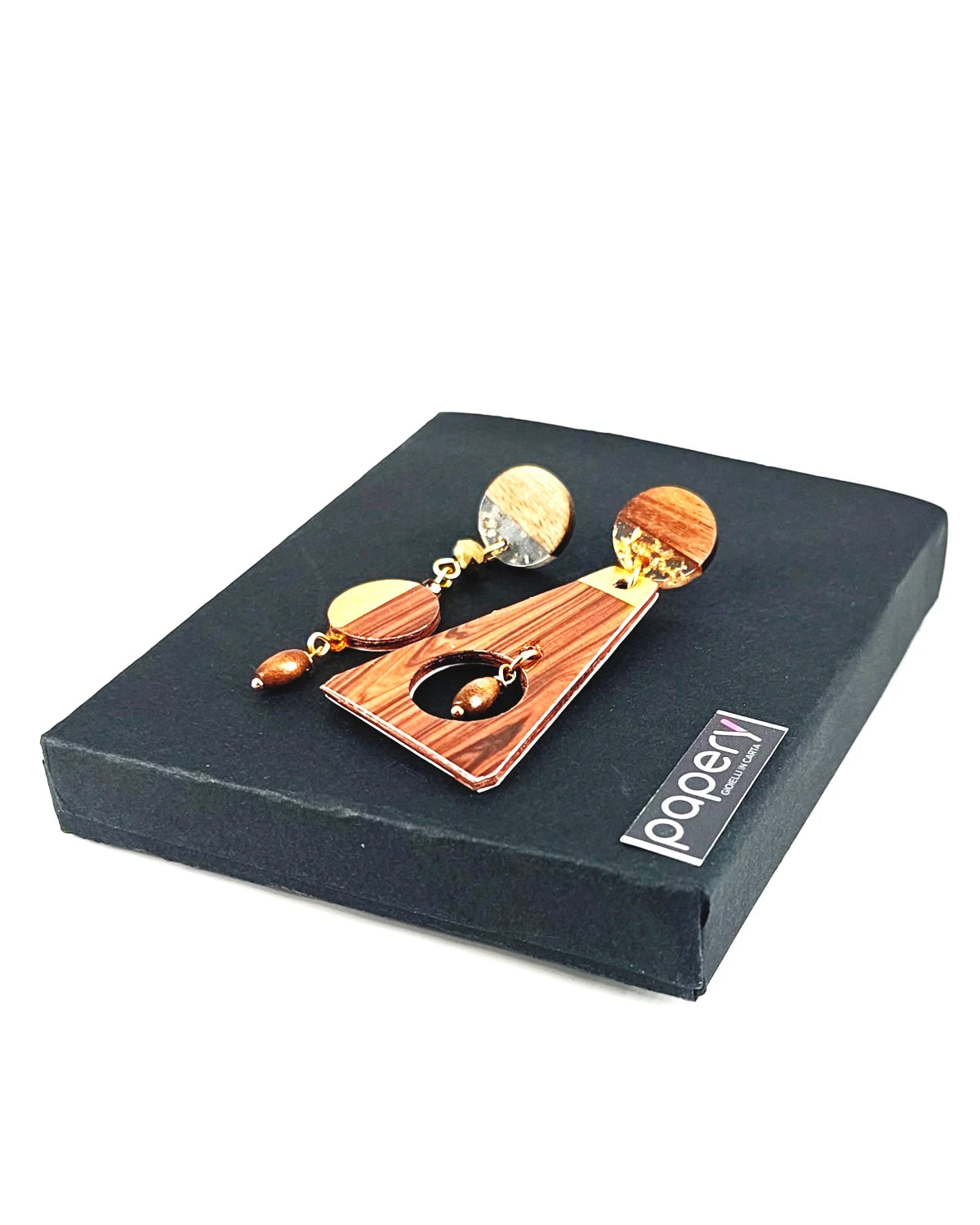 Orecchini di carta Trapezio trame di legno su packaging
