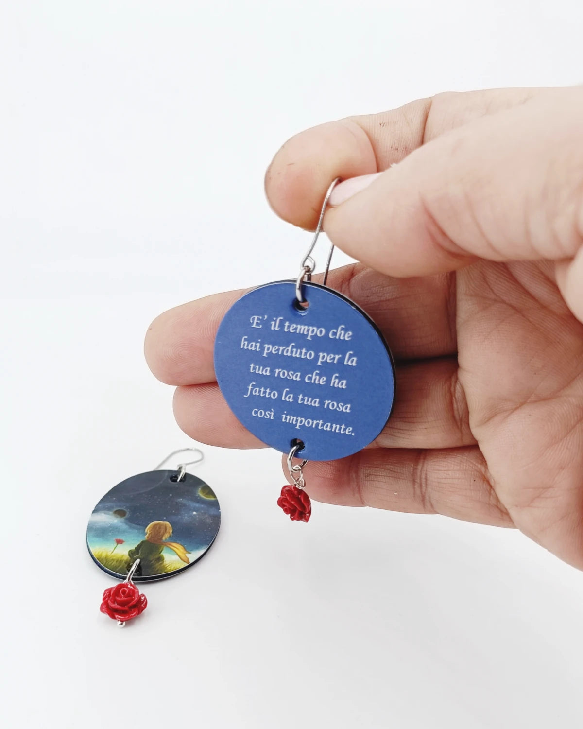 Orecchini di carta Una rosa importante su mano