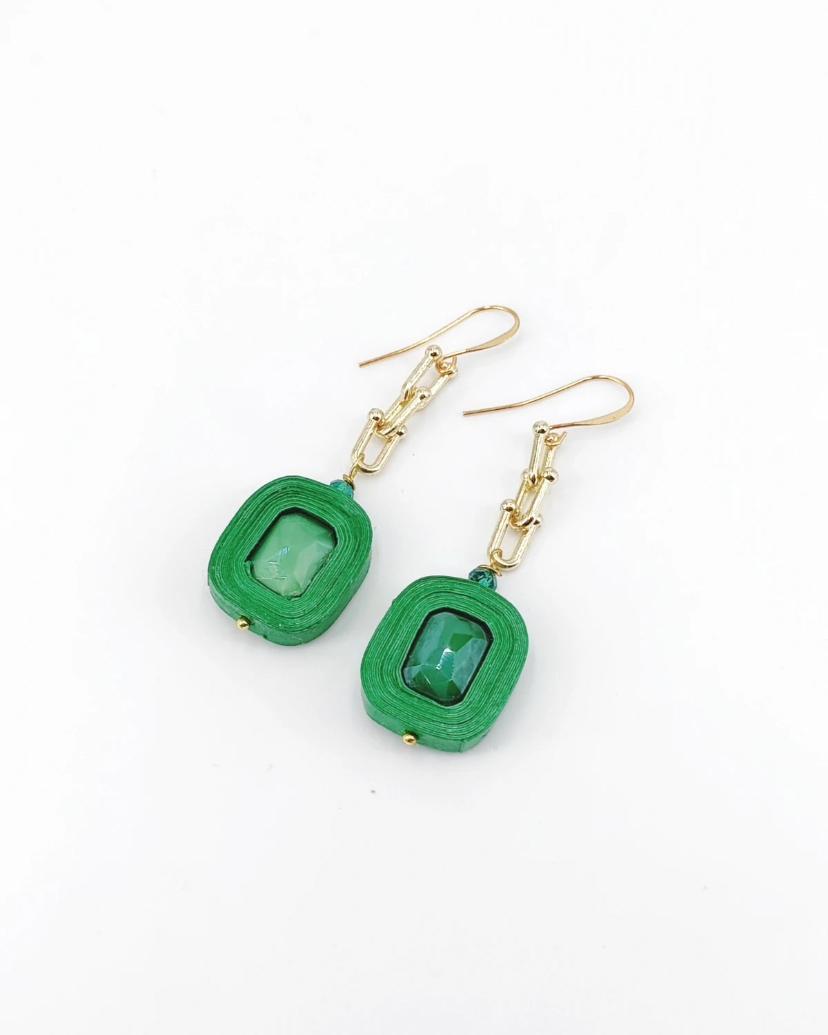 Orecchini di carta con Pietra verde appoggiati